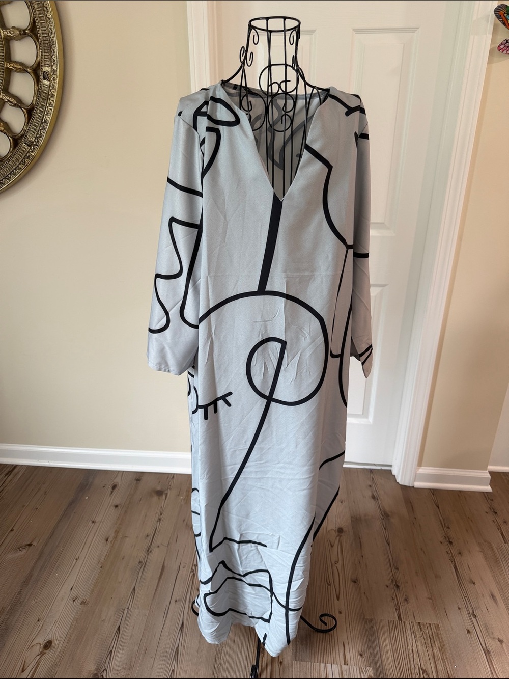 chic Light Gray Maxi Dress with Black Abstract Lines